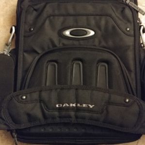 oakley vertical messenger 2.0 bag